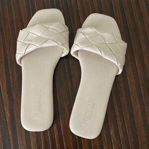 Cushionaire | Women's Franca woven slide sandal - Size 8